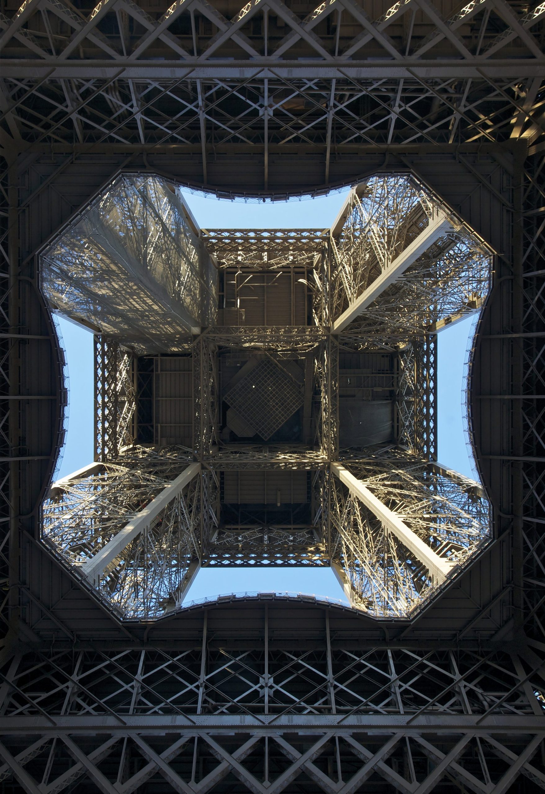 Sous_la_Tour_Eiffel_1-rotated